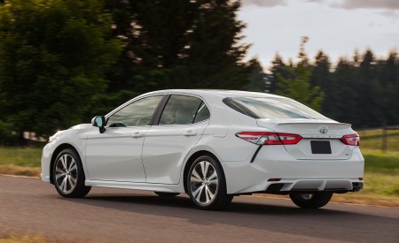 2018 Toyota Camry SE Rear Three-Quarter Wallpapers 450x275 (30)