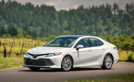 2018 Toyota Camry XLE Front Three-Quarter Wallpapers 450x275 (33)