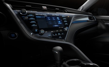 2018 Toyota Camry XSE Central Console Wallpapers 450x275 (15)