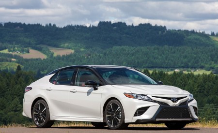 2018 Toyota Camry XSE Front Three-Quarter Wallpapers 450x275 (58)
