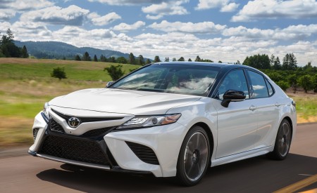 2018 Toyota Camry XSE Front Three-Quarter Wallpapers 450x275 (57)