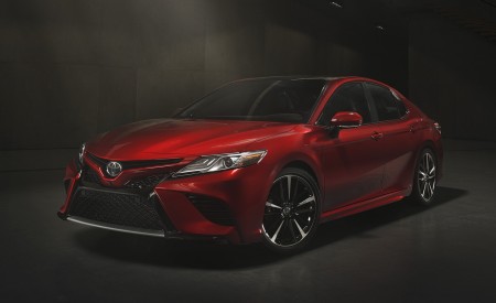 2018 Toyota Camry XSE Front Three-Quarter Wallpapers 450x275 (9)