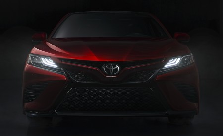 2018 Toyota Camry XSE Headlight Wallpapers 450x275 (8)