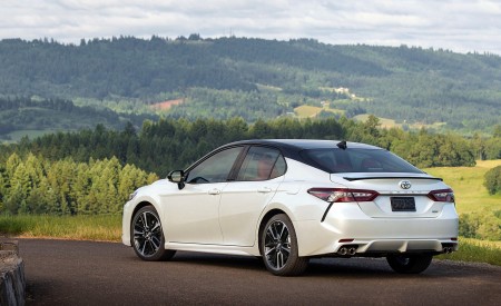 2018 Toyota Camry XSE Rear Three-Quarter Wallpapers 450x275 (52)