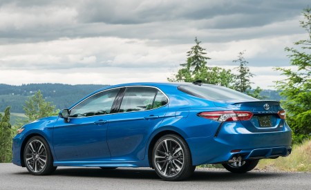 2018 Toyota Camry XSE Rear Three-Quarter Wallpapers 450x275 (40)