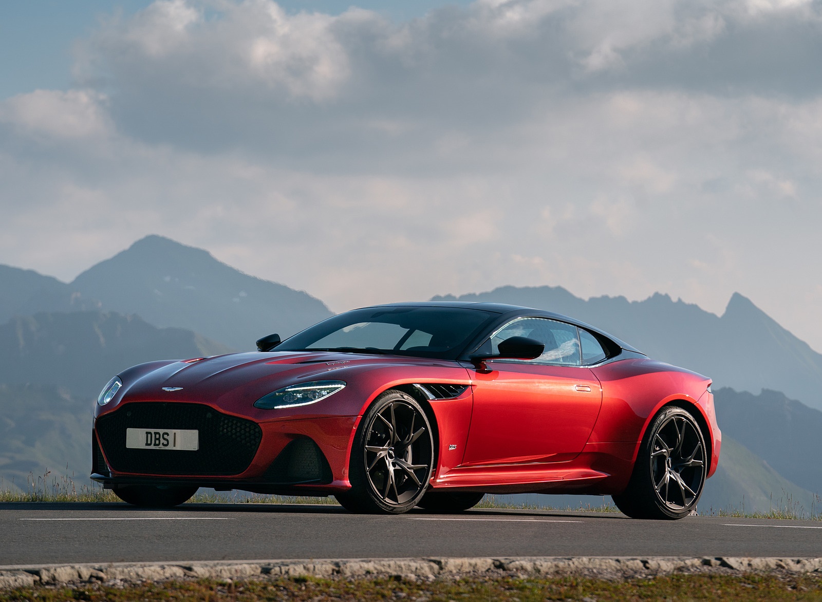 2019 Aston Martin DBS Superleggera (Color: Hyper Red) Front Three-Quarter Wallpapers #34 of 114