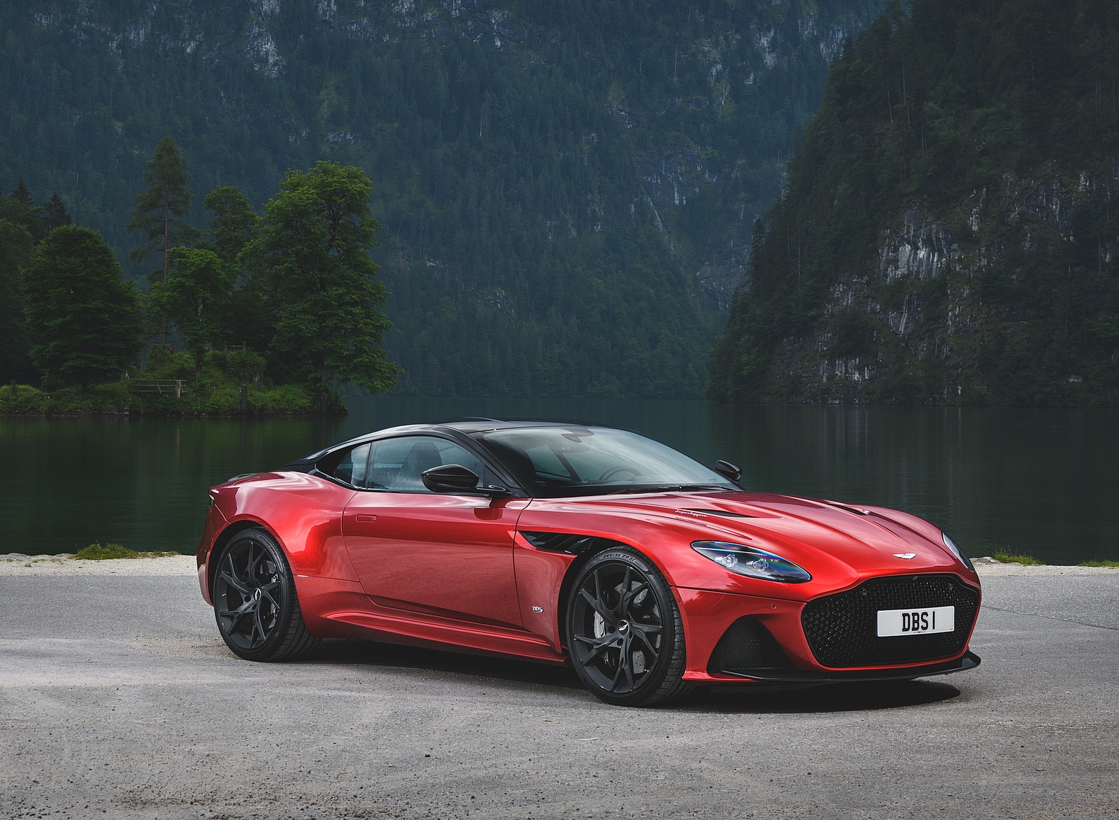 2019 Aston Martin DBS Superleggera (Color: Hyper Red) Front Three-Quarter Wallpapers #33 of 114