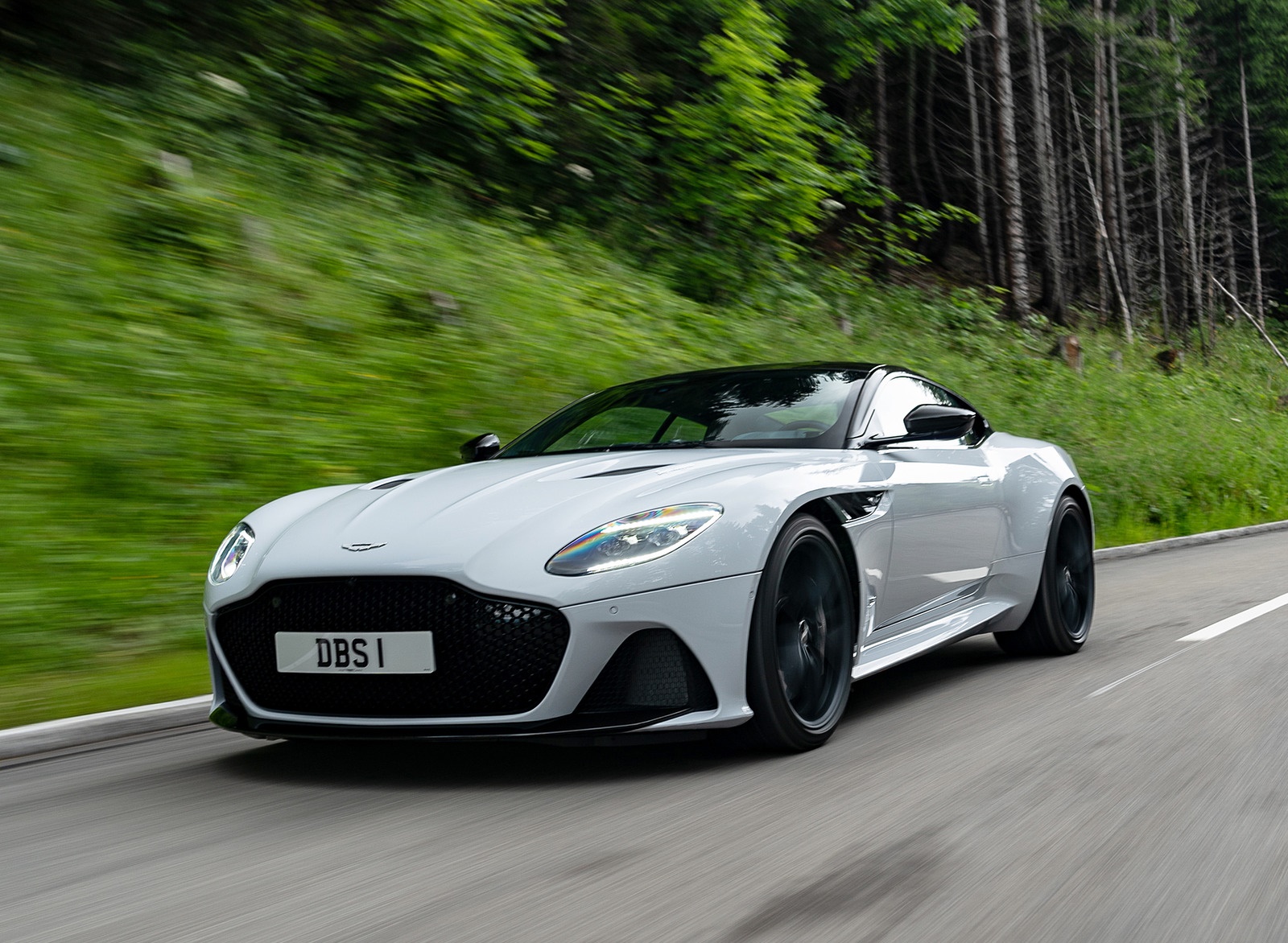 2019 Aston Martin DBS Superleggera (Color: White Stone) Front Three-Quarter Wallpapers #97 of 114