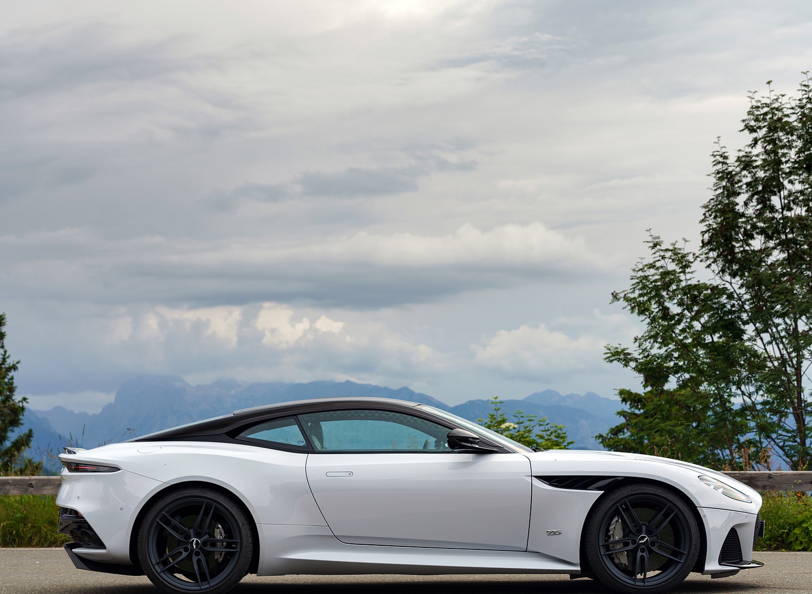 2019 Aston Martin DBS Superleggera (Color: White Stone) Side Wallpapers #101 of 114