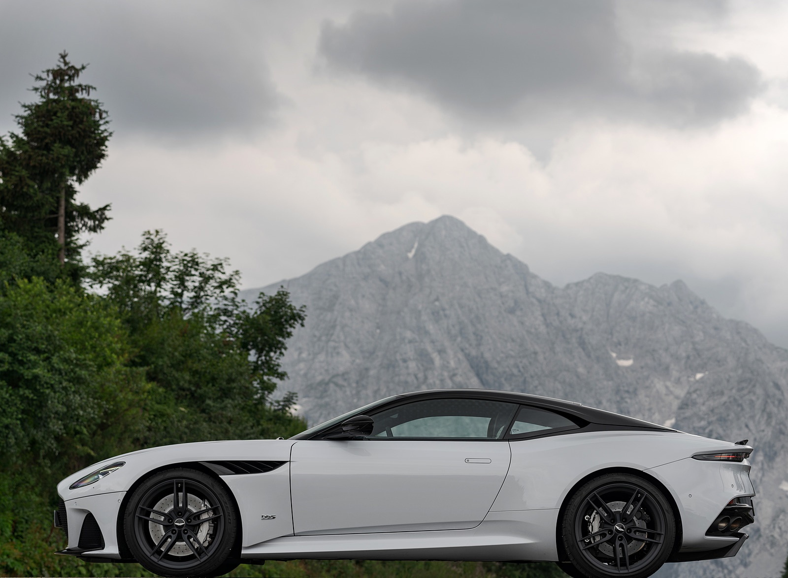 2019 Aston Martin DBS Superleggera (Color: White Stone) Side Wallpapers #100 of 114