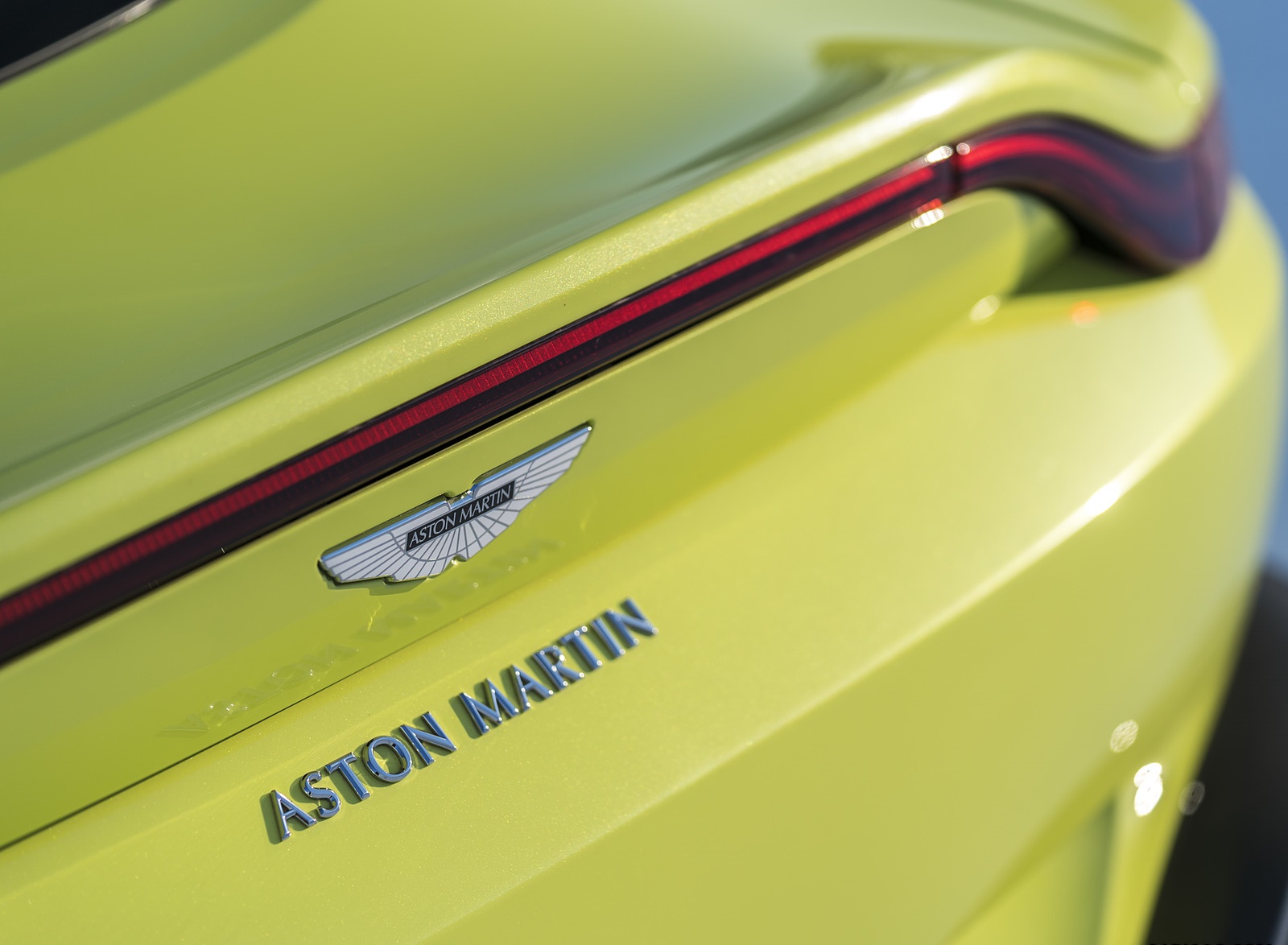 2019 Aston Martin Vantage Badge Wallpapers #20 of 120