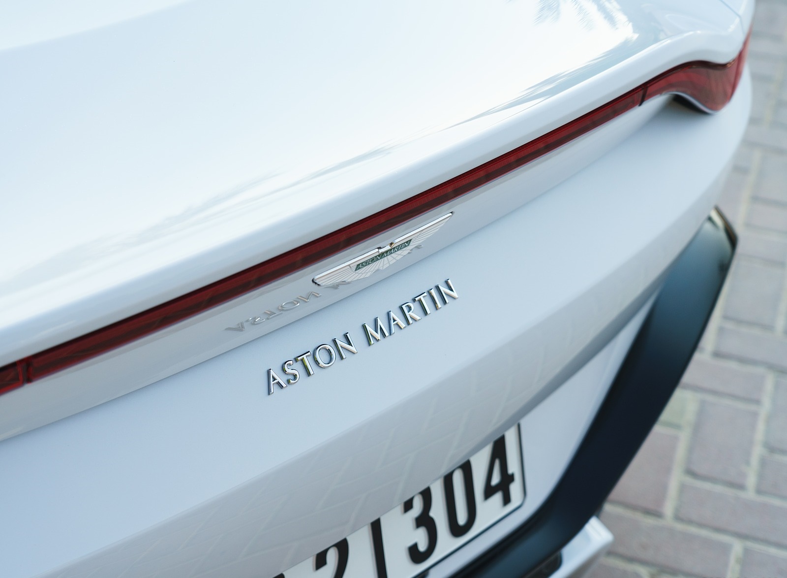 2019 Aston Martin Vantage (Color: White Stone) Detail Wallpapers #107 of 120