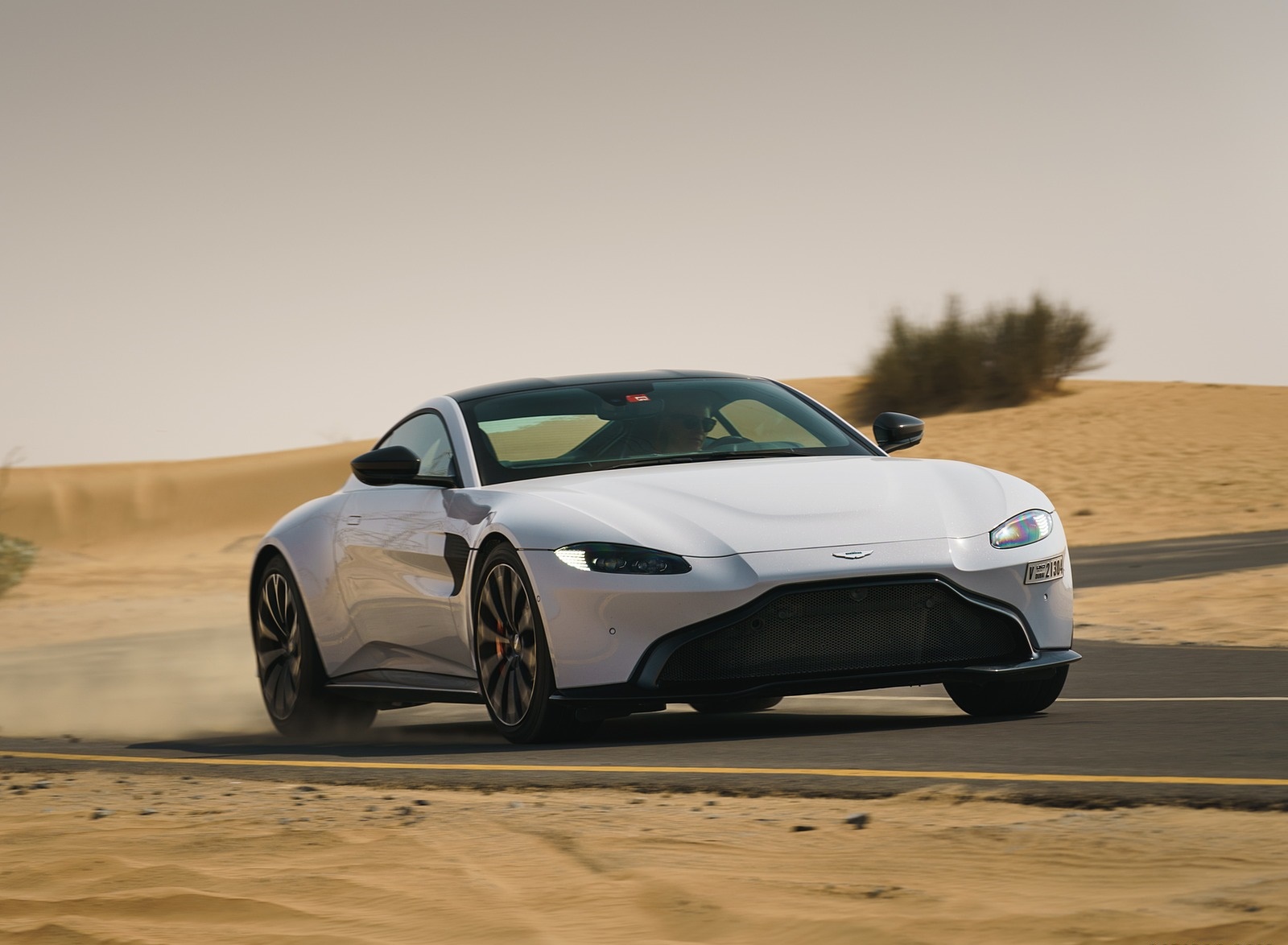 2019 Aston Martin Vantage (Color: White Stone) Front Wallpapers #97 of 120