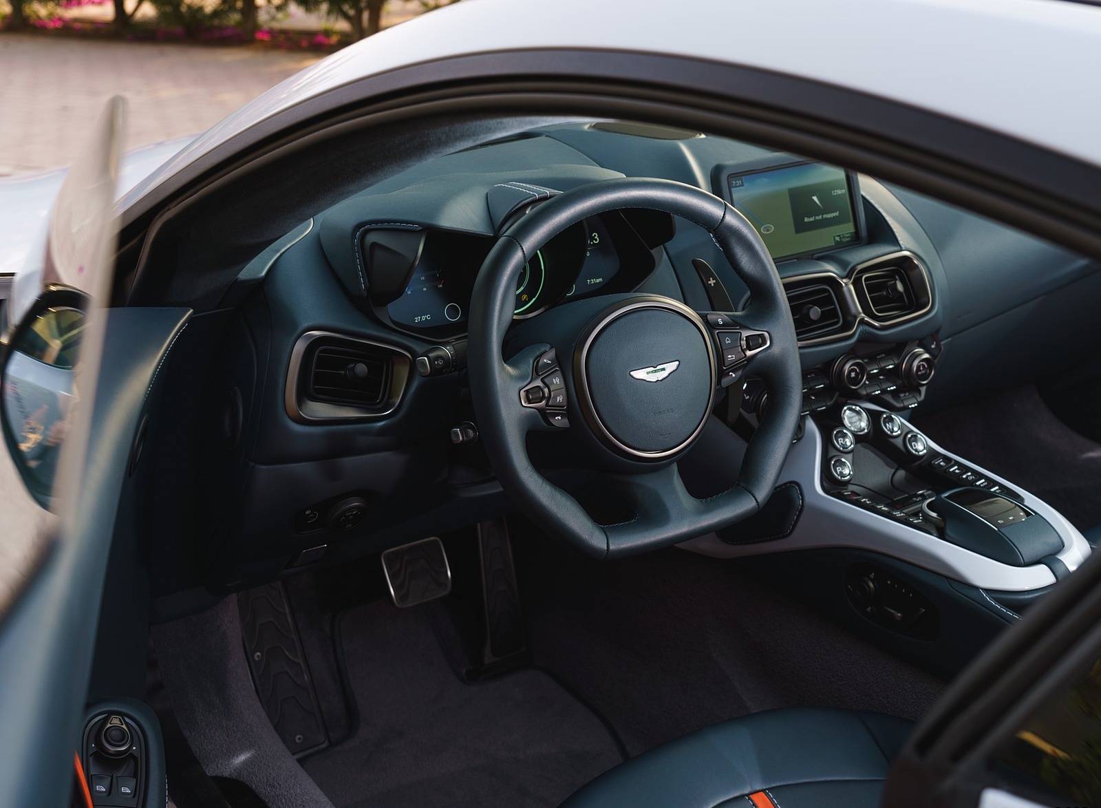 2019 Aston Martin Vantage (Color: White Stone) Interior Wallpapers #115 of 120