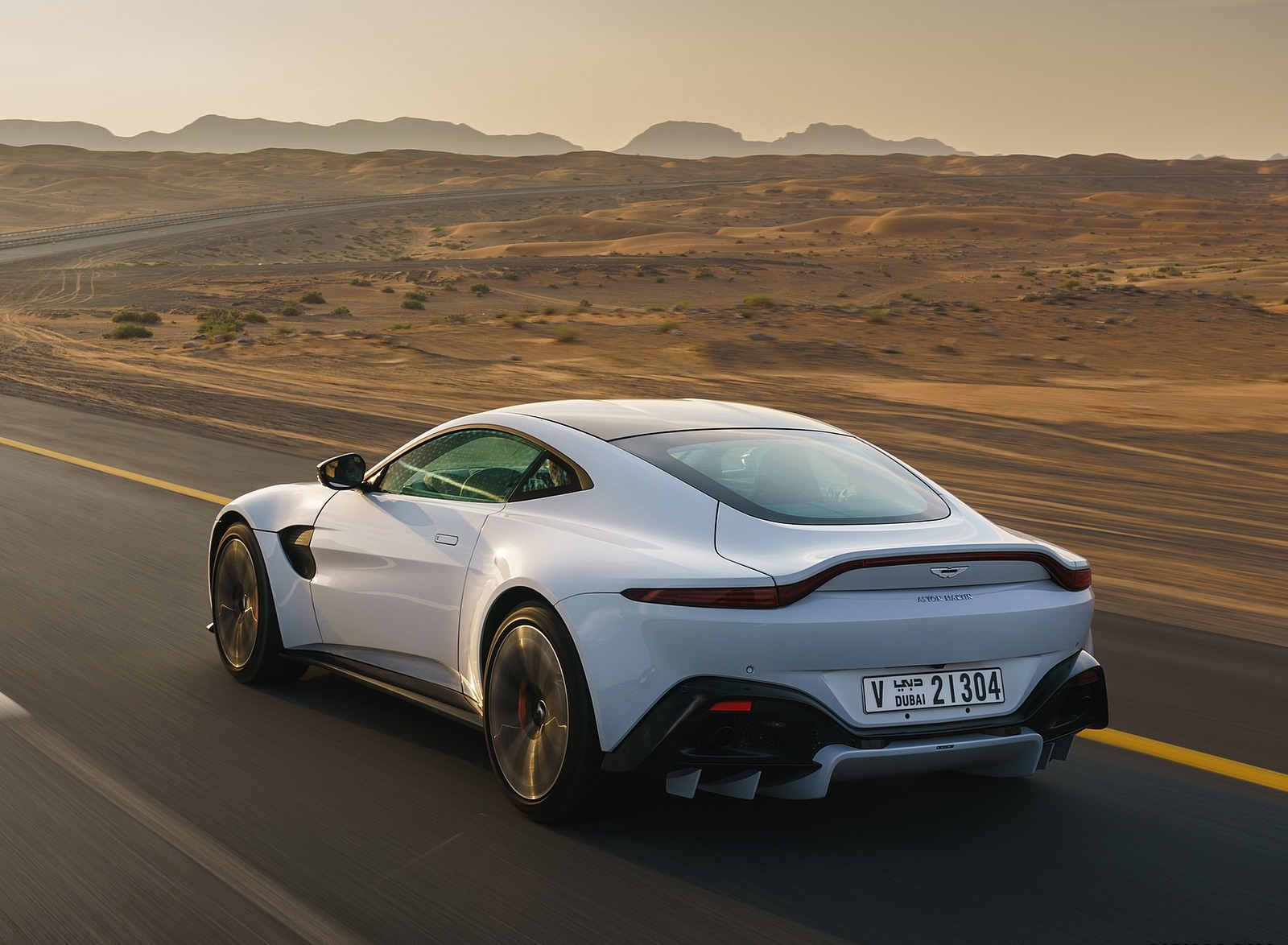 2019 Aston Martin Vantage (Color: White Stone) Rear Three-Quarter Wallpapers #85 of 120