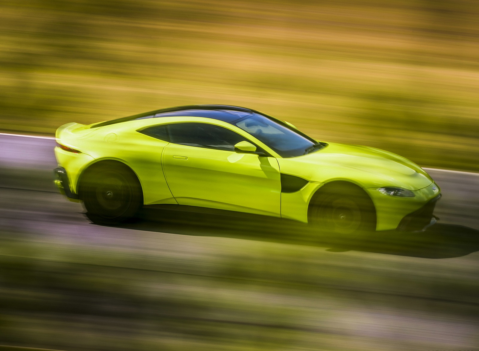 2019 Aston Martin Vantage Side Wallpapers (6)