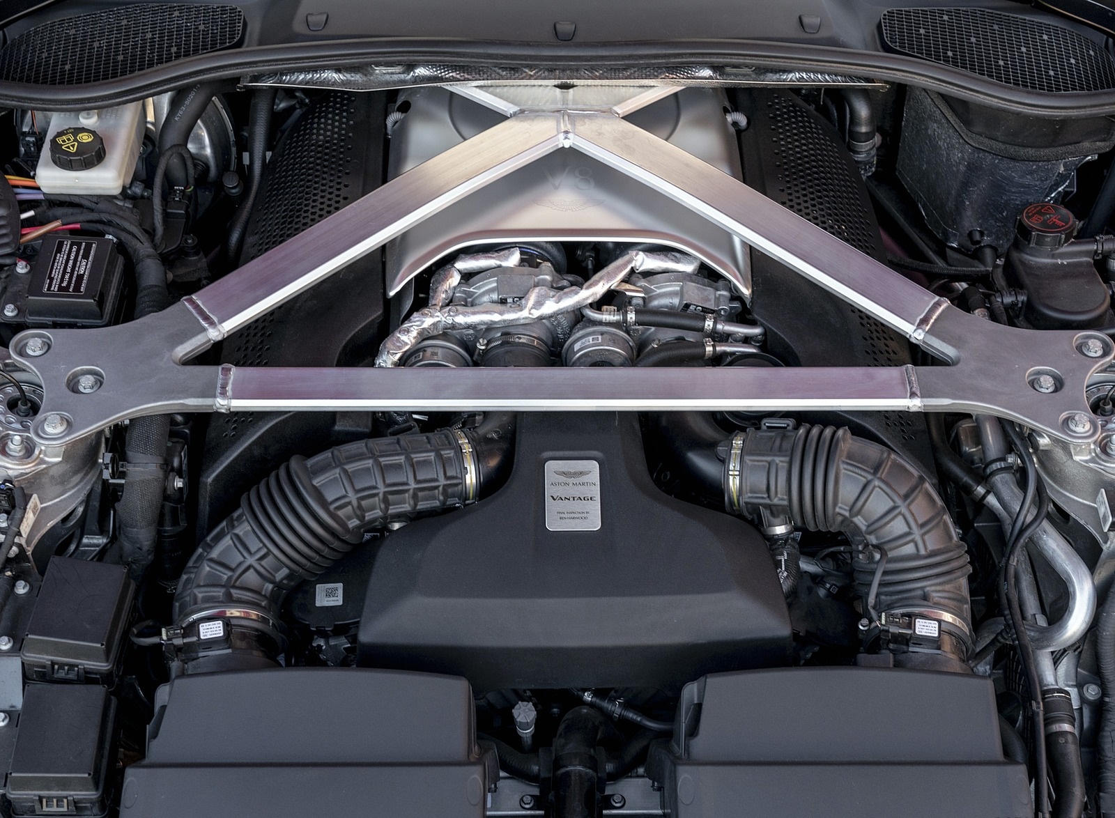 2019 Aston Martin Vantage (UK-Spec) Engine Wallpapers #63 of 120