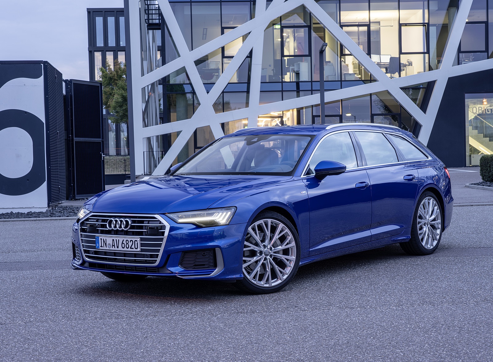 2019 Audi A6 Avant (Color: Sepang Blue) Front Three-Quarter Wallpapers #33 of 86