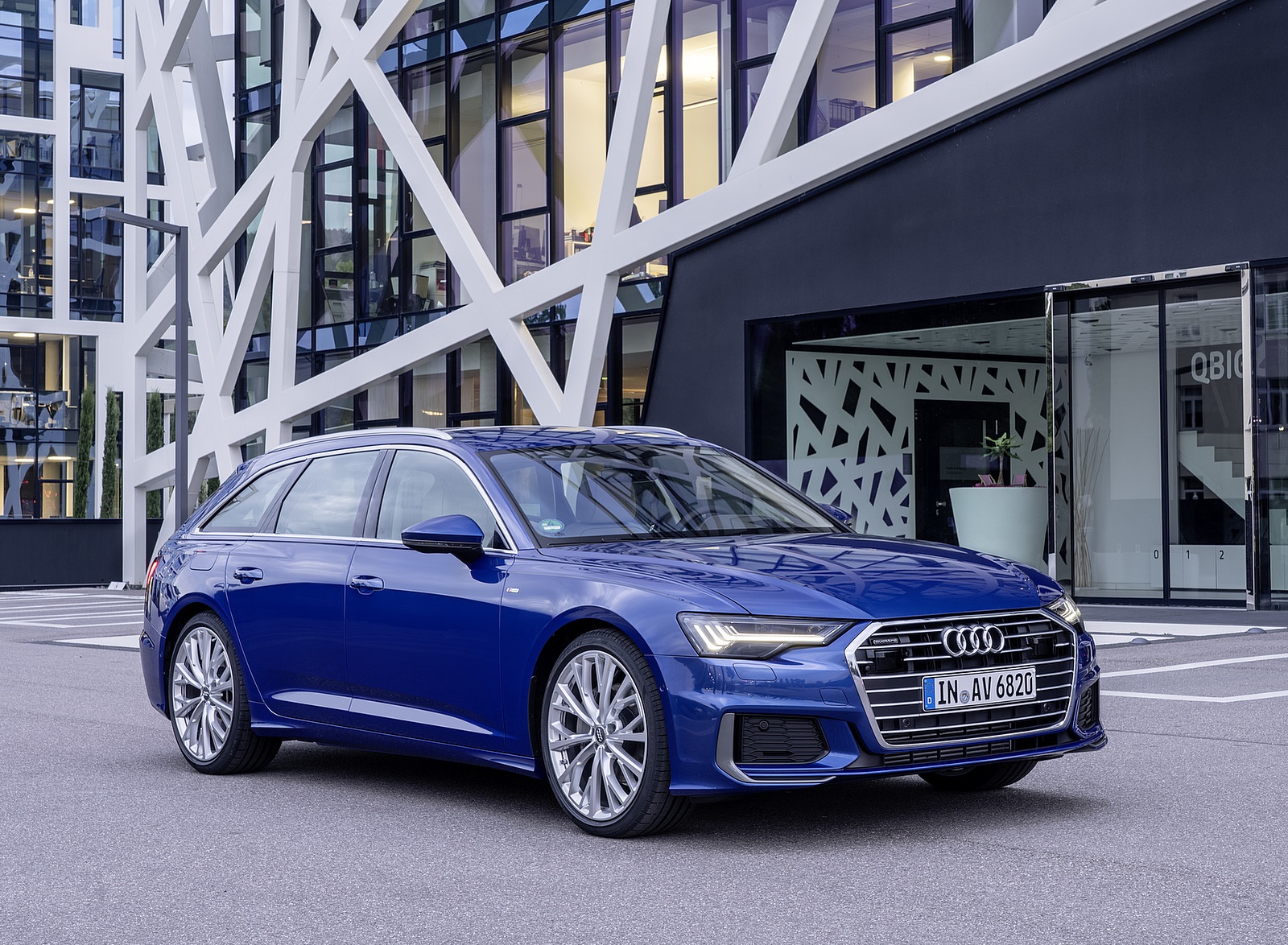 2019 Audi A6 Avant (Color: Sepang Blue) Front Three-Quarter Wallpapers #34 of 86