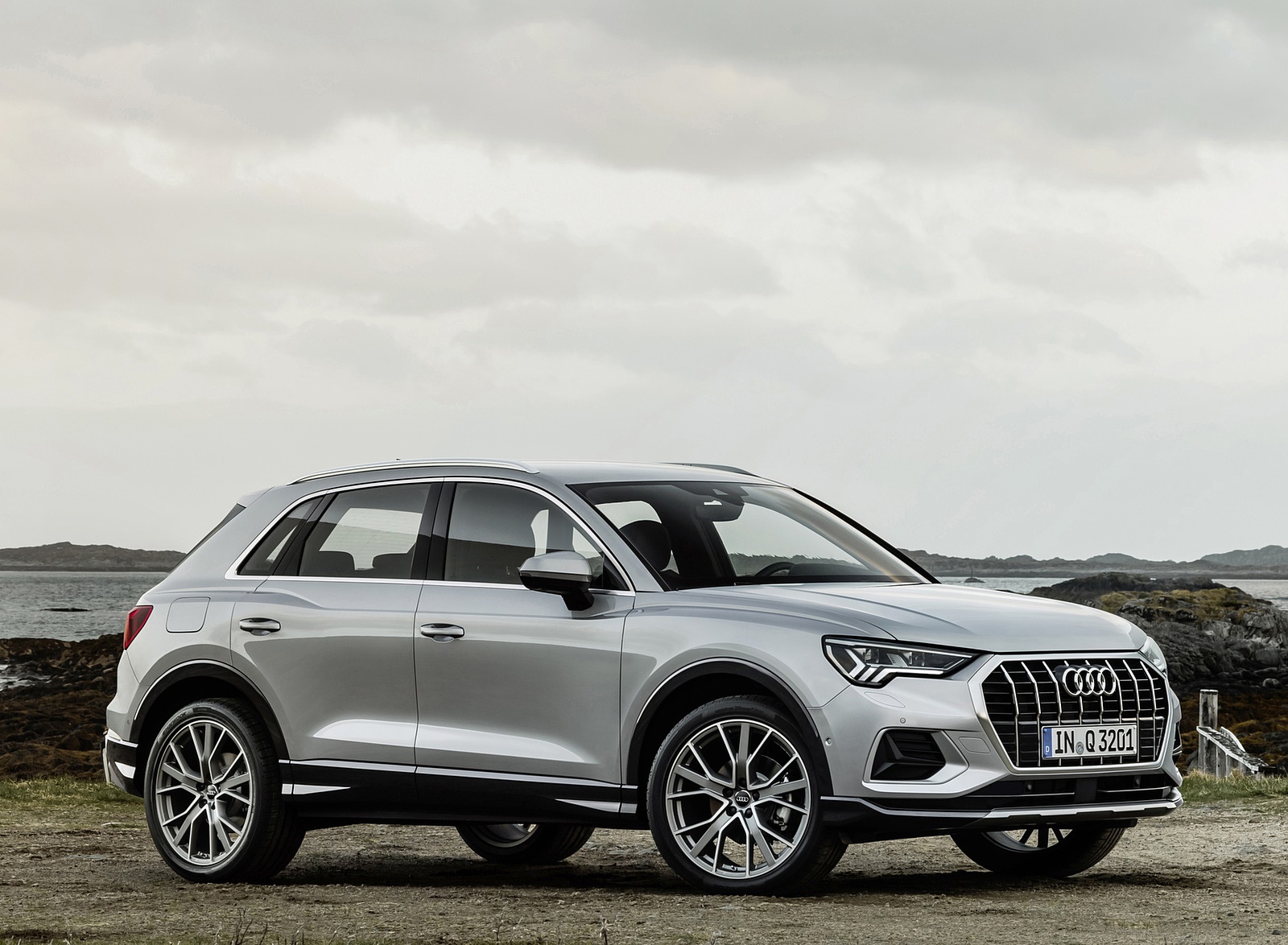 2019 Audi Q3 (Color: Florett Silver) Front Three-Quarter Wallpapers #5 of 40