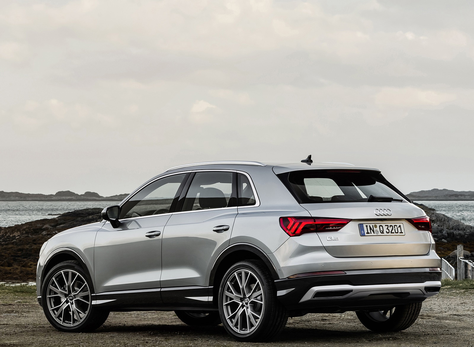 2019 Audi Q3 (Color: Florett Silver) Rear Three-Quarter Wallpapers (3)