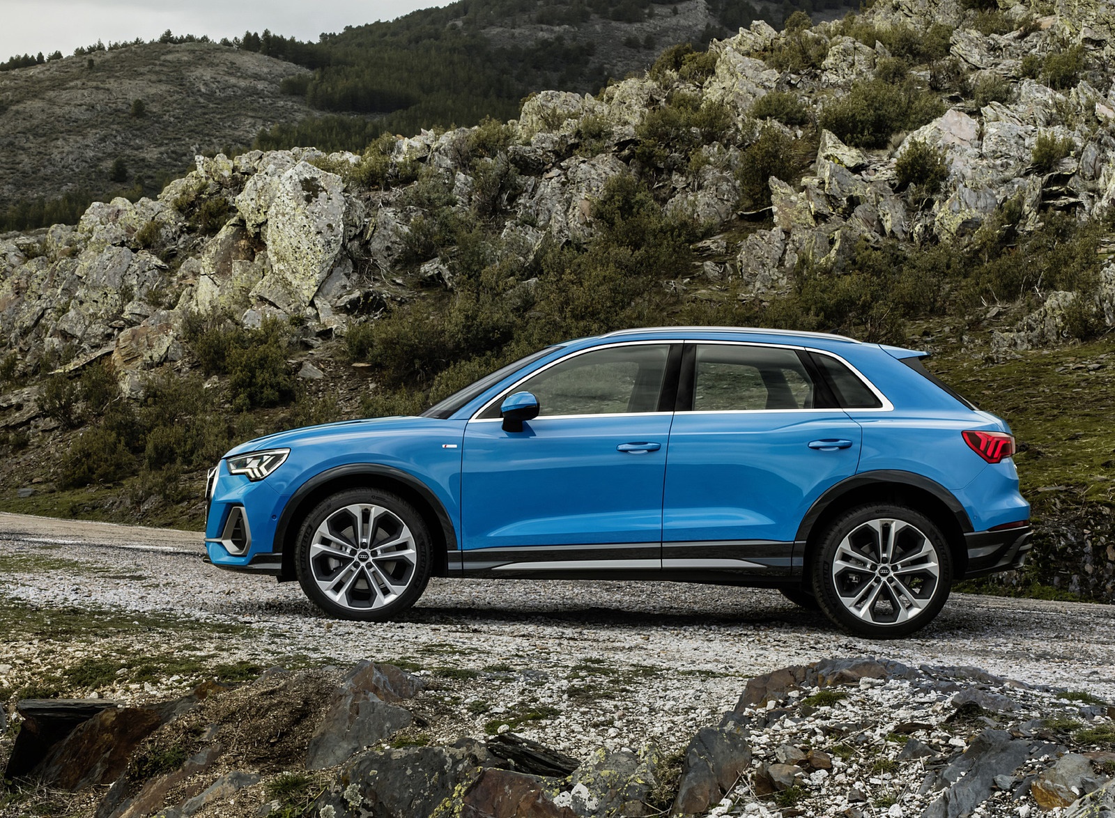2019 Audi Q3 (Color: Turbo Blue) Side Wallpapers #19 of 40