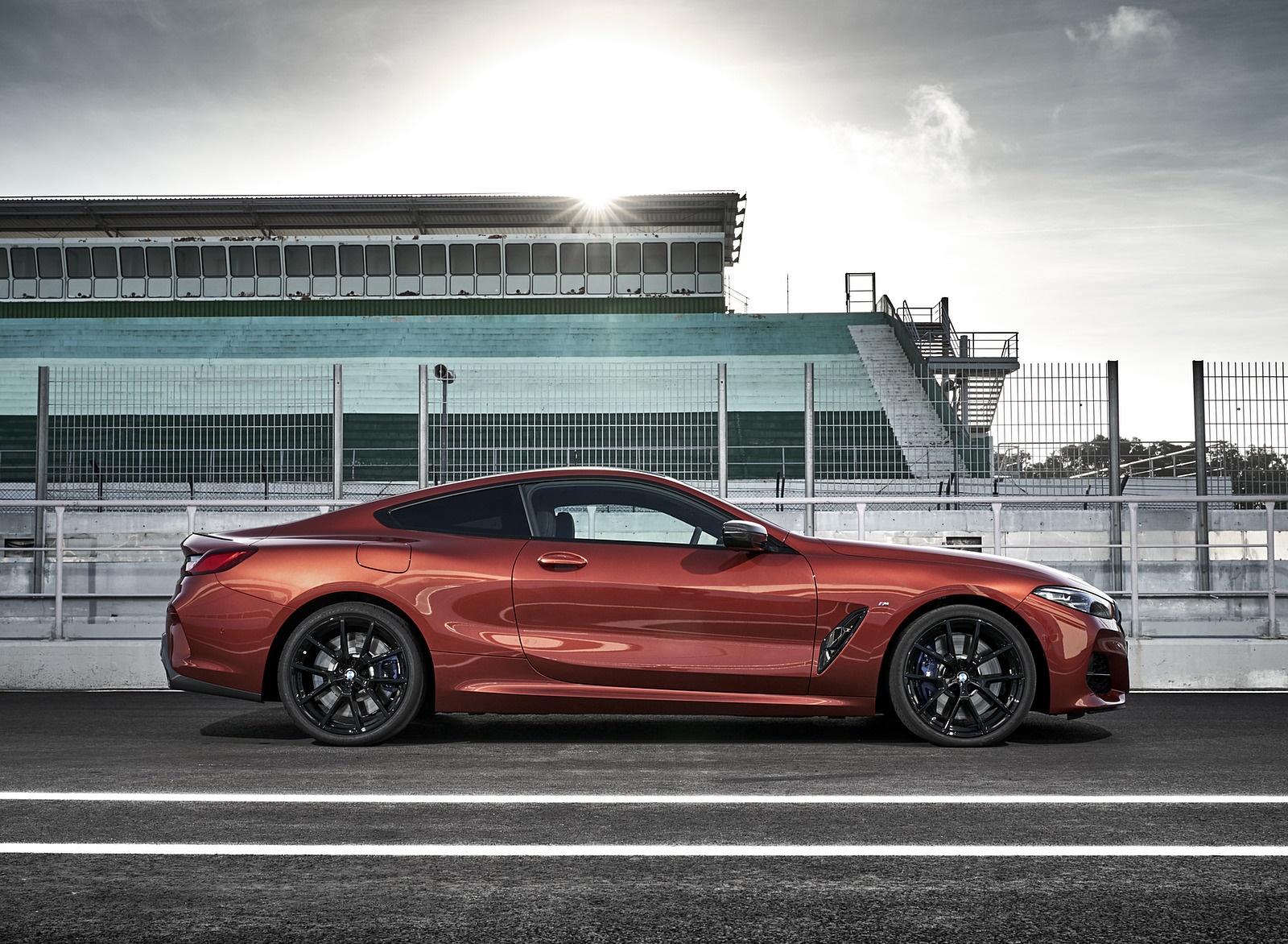 2019 BMW 8-Series M850i Side Wallpapers #74 of 116