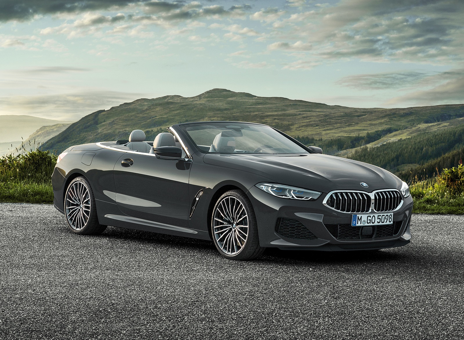 2019 BMW 8 Series M850i xDrive Convertible Front Three-Quarter Wallpapers #17 of 58