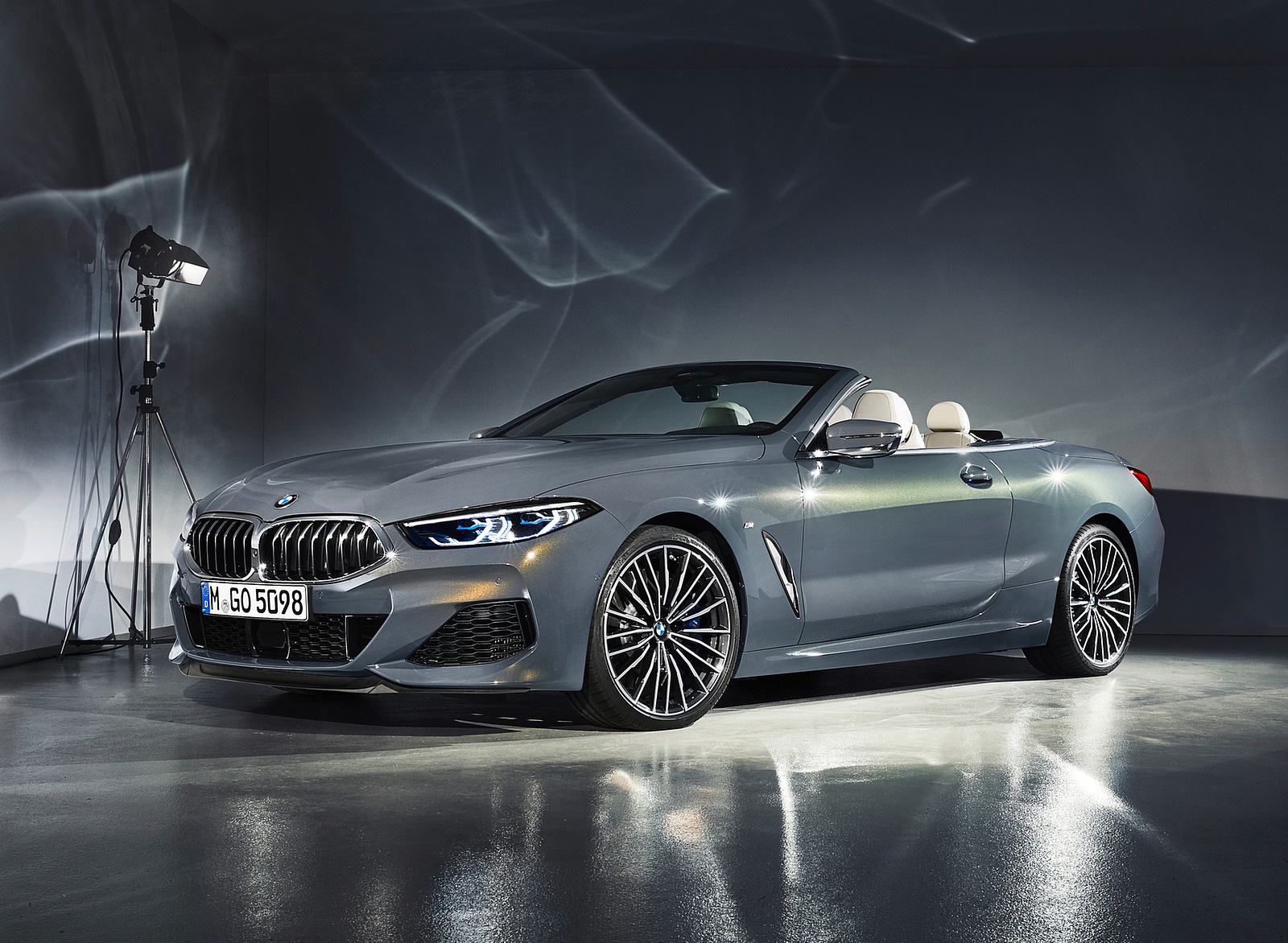 2019 BMW 8 Series M850i xDrive Convertible Front Three-Quarter Wallpapers #43 of 58