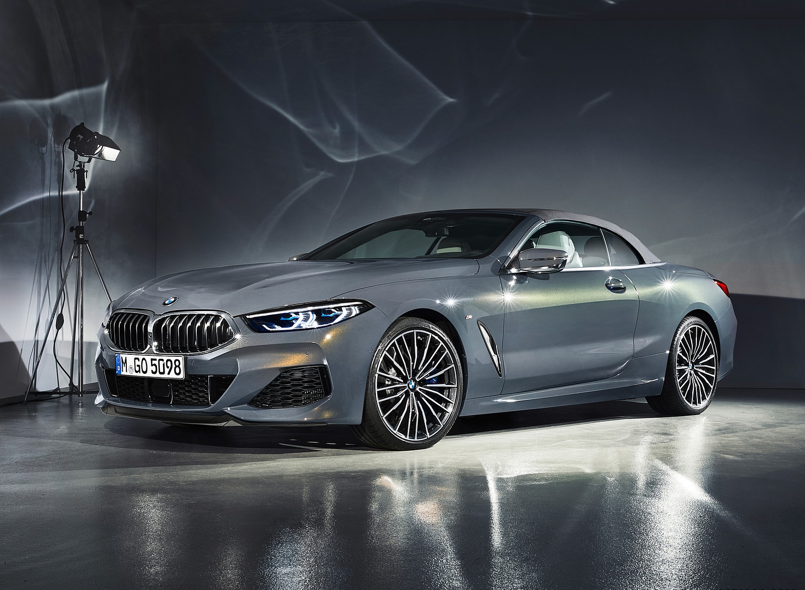 2019 BMW 8 Series M850i xDrive Convertible Front Three-Quarter Wallpapers #42 of 58