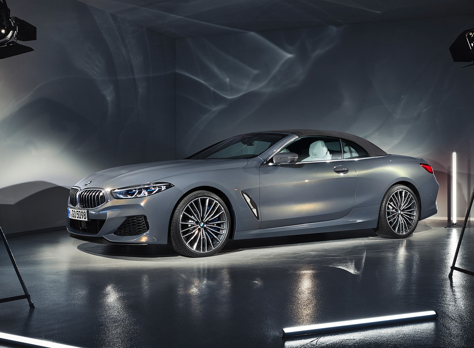 2019 BMW 8 Series M850i xDrive Convertible Front Three-Quarter Wallpapers #41 of 58