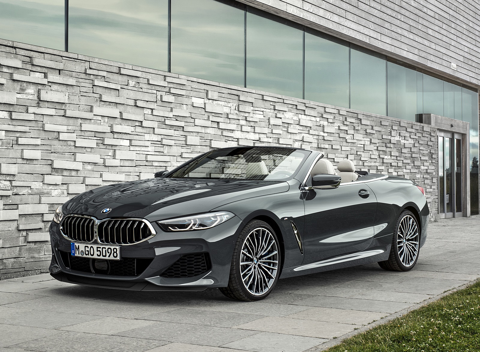 2019 BMW 8 Series M850i xDrive Convertible Front Three-Quarter Wallpapers #26 of 58