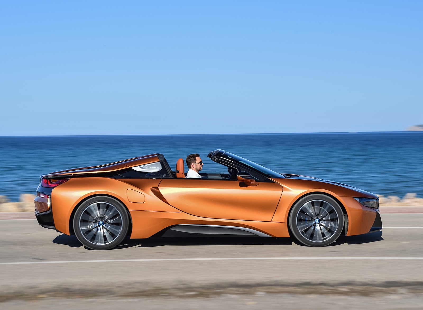2019 BMW i8 Roadster (Color: E-Copper) Side Wallpapers #43 of 95