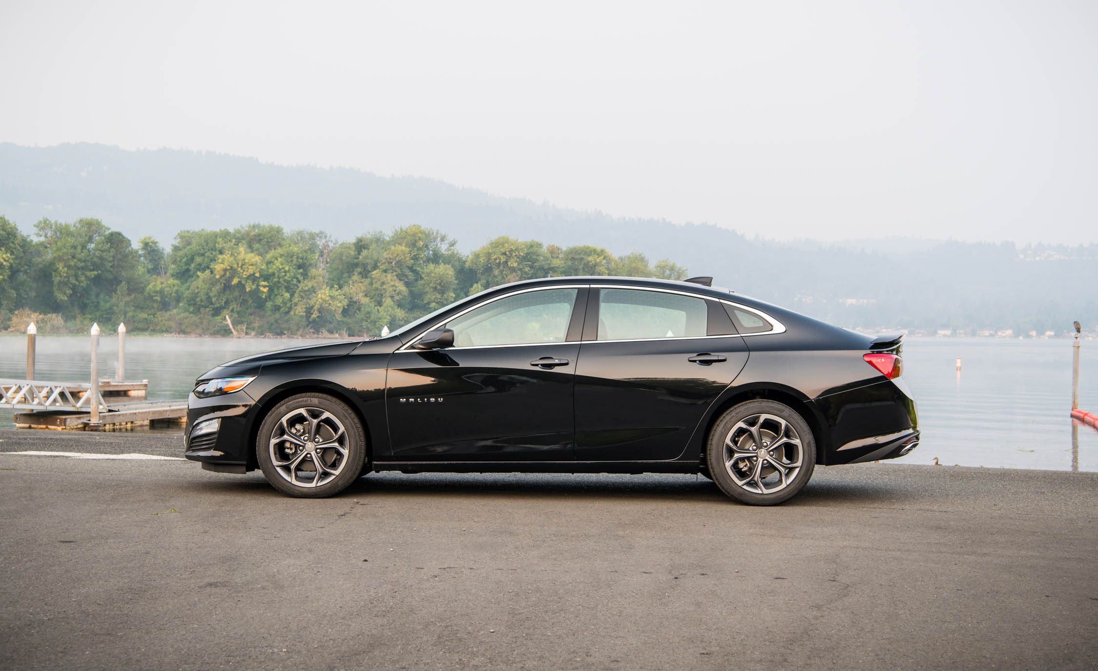 2019 Chevrolet Malibu RS Side Wallpapers #9 of 40