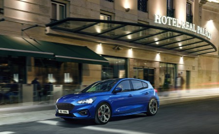 2019 Ford Focus Hatchback ST-Line Front Three-Quarter Wallpapers 450x275 (6)
