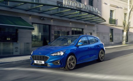 2019 Ford Focus Hatchback ST-Line Front Three-Quarter Wallpapers 450x275 (2)