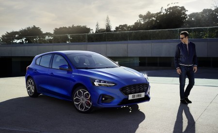 2019 Ford Focus Hatchback ST-Line Front Three-Quarter Wallpapers 450x275 (12)