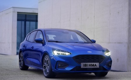 2019 Ford Focus Hatchback ST-Line Front Three-Quarter Wallpapers 450x275 (18)