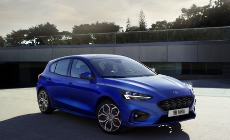 2019 Ford Focus Hatchback ST-Line Front Three-Quarter Wallpapers 450x275 (13)