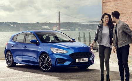 2019 Ford Focus Hatchback ST-Line Front Three-Quarter Wallpapers 450x275 (7)