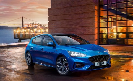 2019 Ford Focus Hatchback ST-Line Front Three-Quarter Wallpapers 450x275 (3)
