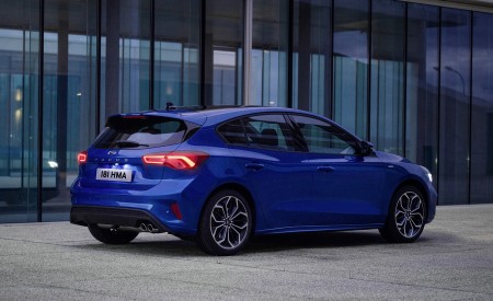 2019 Ford Focus Hatchback ST-Line Rear Three-Quarter Wallpapers 450x275 (14)