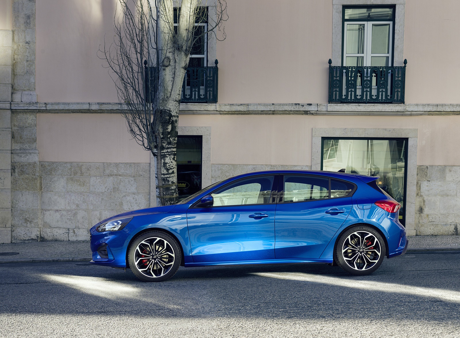 2019 Ford Focus Hatchback ST-Line Side Wallpapers (10)