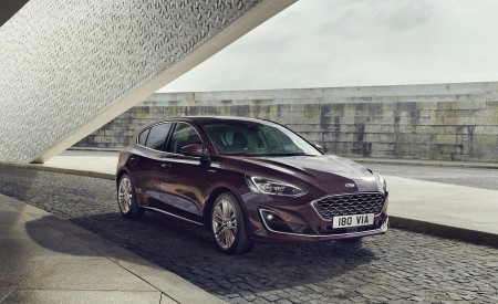 2019 Ford Focus Hatchback Vignale Front Three-Quarter Wallpapers 450x275 (38)
