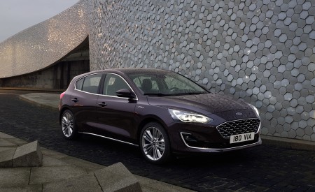 2019 Ford Focus Hatchback Vignale Front Three-Quarter Wallpapers 450x275 (39)