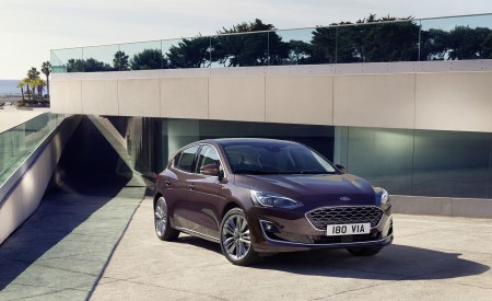 2019 Ford Focus Hatchback Vignale Front Three-Quarter Wallpapers 450x275 (40)