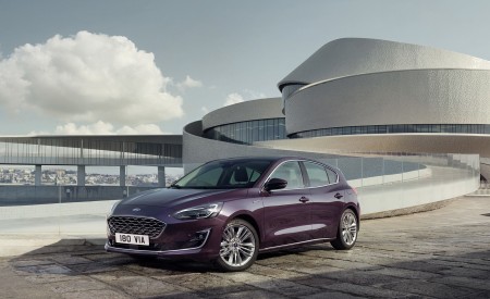 2019 Ford Focus Hatchback Vignale Front Three-Quarter Wallpapers 450x275 (41)