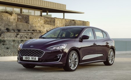2019 Ford Focus Hatchback Vignale Front Three-Quarter Wallpapers 450x275 (35)