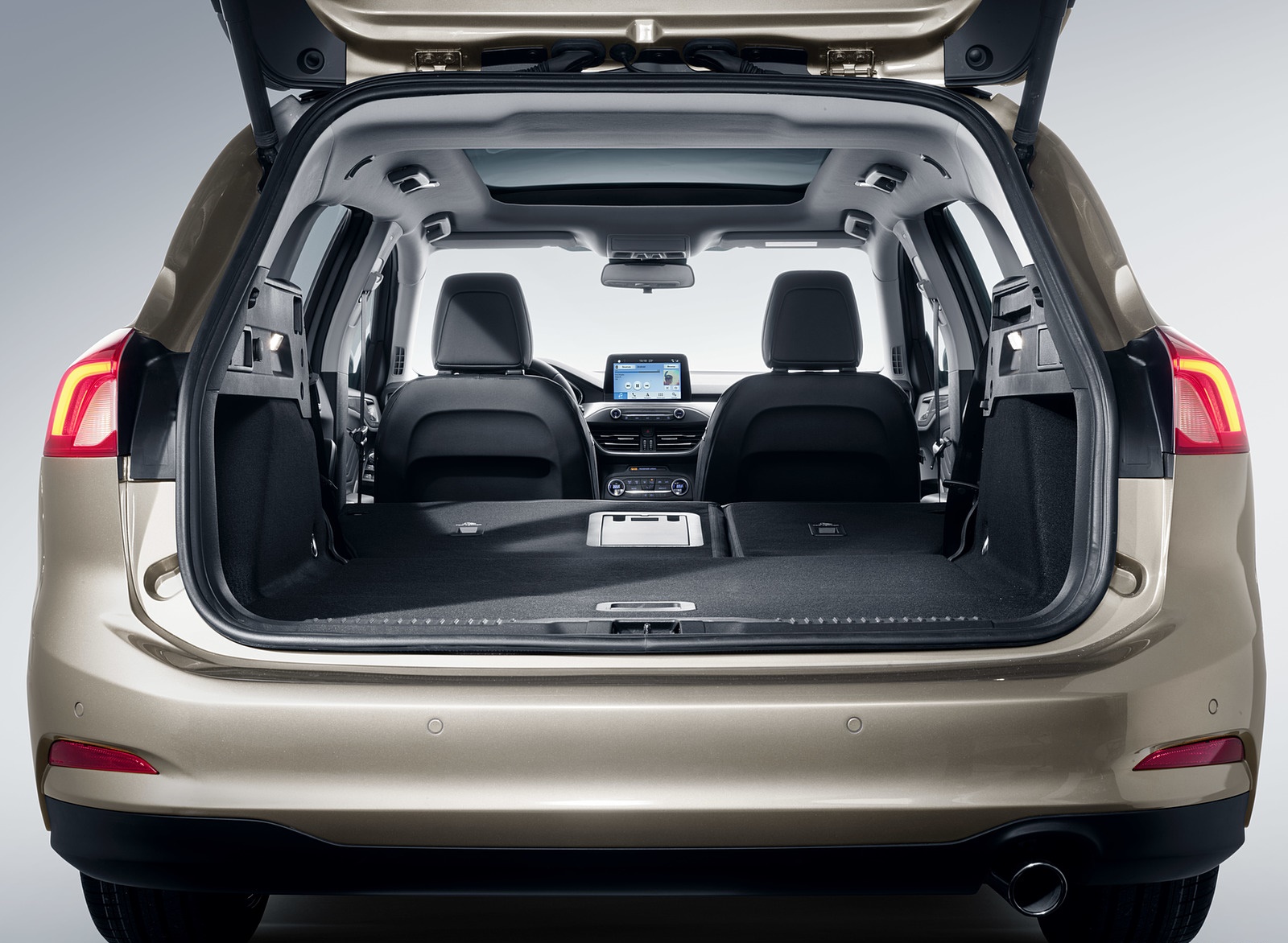 2019 Ford Focus Wagon Titanium Trunk Wallpapers #81 of 90