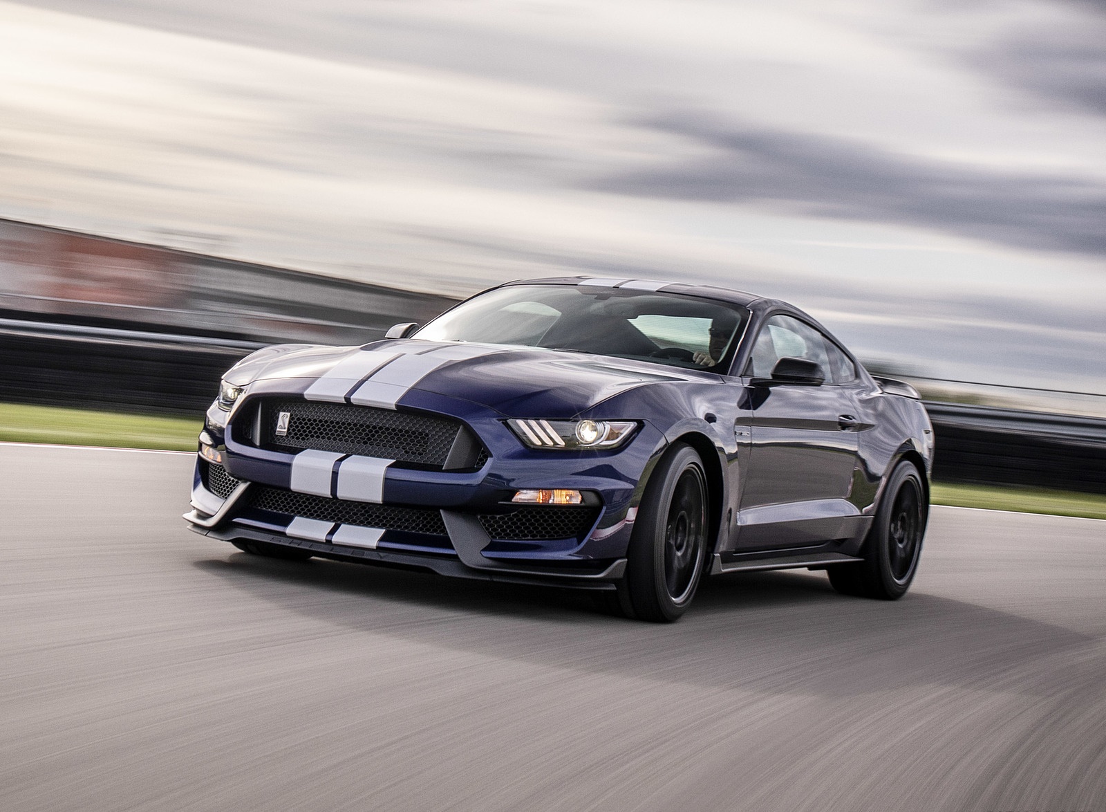 2019 Ford Mustang Shelby GT350 Front Three-Quarter Wallpapers (1)